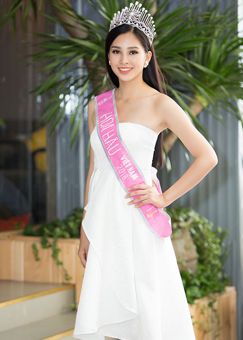 Tân Hoa hậu 18 tuổi luôn giữ nụ cười rạng rỡ, cuốn hút trong mọi hoạt động hậu đăng quang.