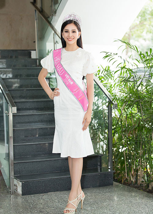 Ngày thứ 2 sau đăng quang, Trần Tiểu Vy tất bật đi giao lưu với khán giả cùng hai á hậu.