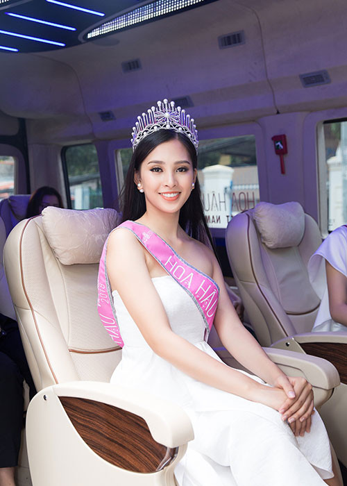 Hoa hậu Việt Nam Trần Tiểu Vy trở thành tâm điểm của sự chú ý mỗi khi xuất hiện.