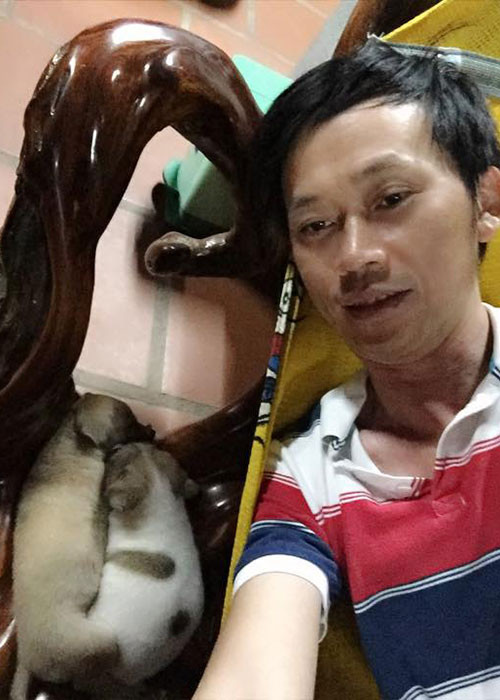 Theo Vietnamnet, Hoài Linh còn có sở thích nuôi chim, gà, chó, thỏ, nhím… tại nhà.