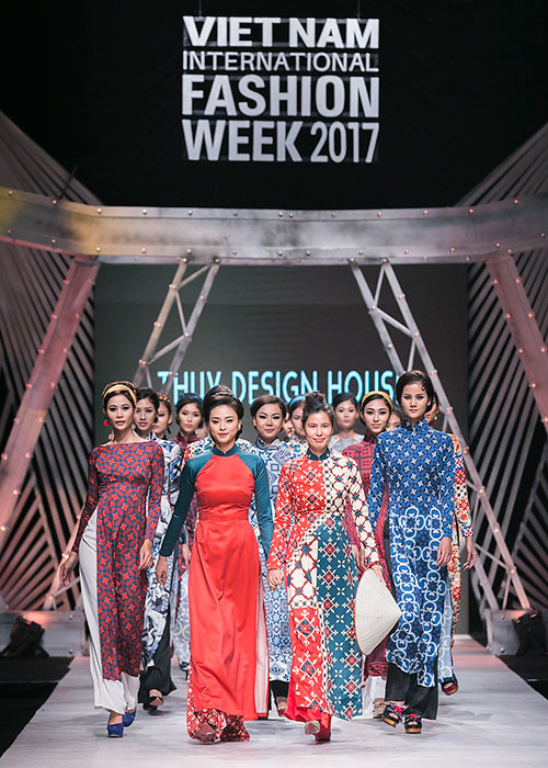 Tại Tuần lễ thời trang quốc tế Việt Nam 2017, Thủy Nguyễn từng trình làng bộ sưu tập áo dài mang tên "Cô Ba Sài Gòn". Ảnh: Hoahoctro