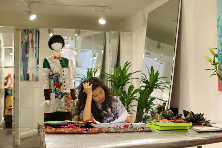 Thủy Nguyễn có niềm đam mê bất tận với áo dài. Các thiết kế của cô cũng mang phong cách riêng. Ảnh: Khampha