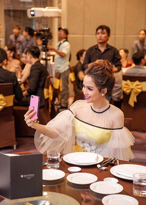 Hoa hậu Diễm Hương vừa gây ồn ào khi bị NTK Lê Ngọc Lâm chỉ trích mượn váy của anh để cho một người bạn khác mặc lại và chụp hình.