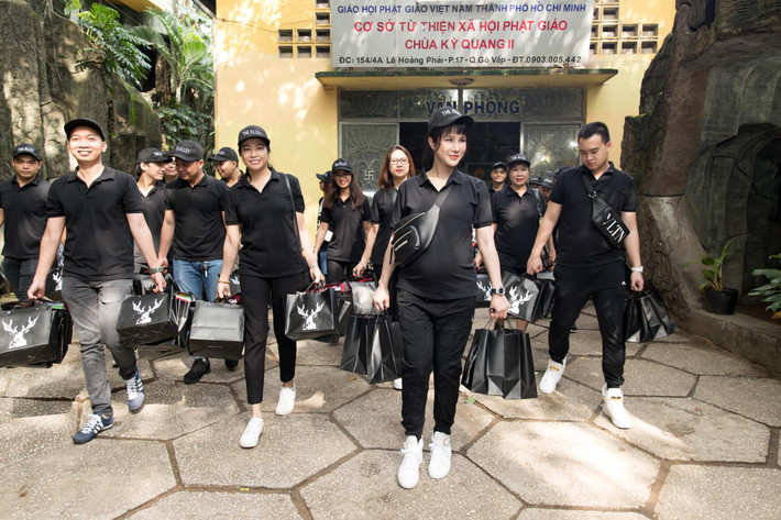 Đang mang bầu ở tháng thứ 8, Diệp Lâm Anh bà bầu xinh đẹp và gợi cảm nhất showbiz vẫn không ngại vất vả, tay xách nách mang đi phát quà Trung thu. Đêm Trung thu, bà bầu Diệp Lâm Anh cùng chồng và các nhân viên đi phát quà cho trẻ em ở chùa Kỳ Quang II, TP. HCM.