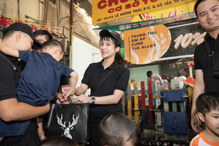 Diệp Lâm Anh trao quà Trung thu cho các em nhỏ có hoàn cảnh thiếu may mắn.