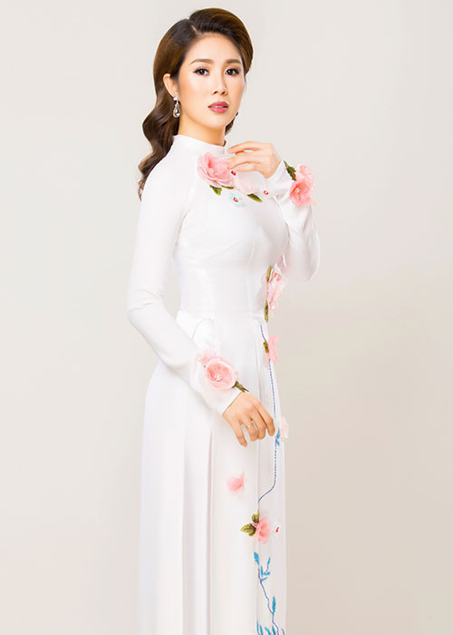 Hình ảnh Lê Phương khoe vóc dáng thon gọn trong tà áo dài nền nã của NTK Minh Châu.