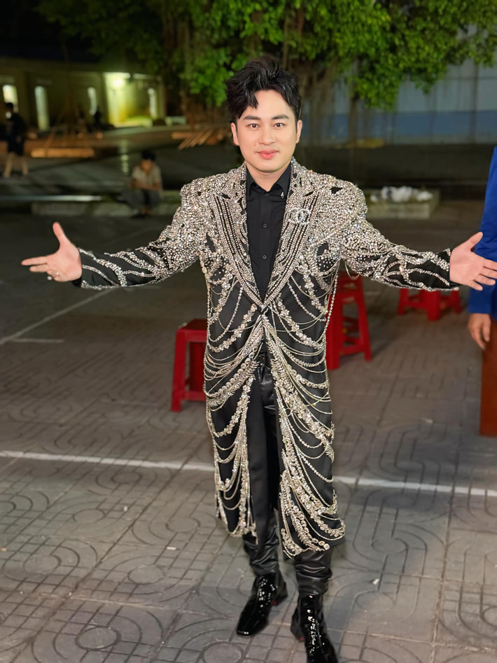 “Trước khi bố đi Nga mười mấy năm trời, ông dặn một câu tôi nhớ mãi: "Bố mẹ đi bôn ba thế này cũng chỉ để lo cho tương lai của con". Hồi đó không có email, điện thoại cũng không nên bố hay viết thư tay gửi về. Lần nào đọc những lời dặn dò và cả những mong ngóng mong sớm được trở về quê nhà của bố, tôi đều rơi nước mắt. Khi còn nhỏ tôi chưa hiểu lý do bố mẹ phải đi xa mình như vậy, sau này mới ngộ ra và thương họ nhiều hơn", Tùng Dương trải lòng. Ảnh: FB Tùng Dương.
