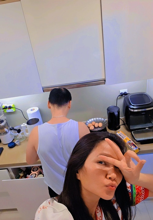 H’hen Niê vừa chia sẻ hình ảnh cùng Tuấn Khôi chuẩn bị cho bữa ăn sáng. "Cuộc sống giản đơn của 2 chúng mình đây, sáng 5h30 thức dậy, chuẩn bị nhẹ đồ ăn sáng rồi đi chạy bộ, chạy xong là có đồ ăn sáng. Ăn xong là đi làm, việc có 2 mình cùng nhau làm chung thì nhẹ đi 1 phần nào các công việc nhà", nàng hậu viết. Ảnh: FB H'hen Niê.