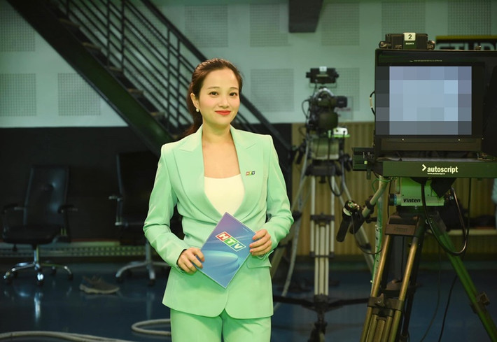 Hồng Phượng thường xuyên lựa chọn trang phục thanh lịch để ghi hình Ảnh: FB Hồng Phượng.