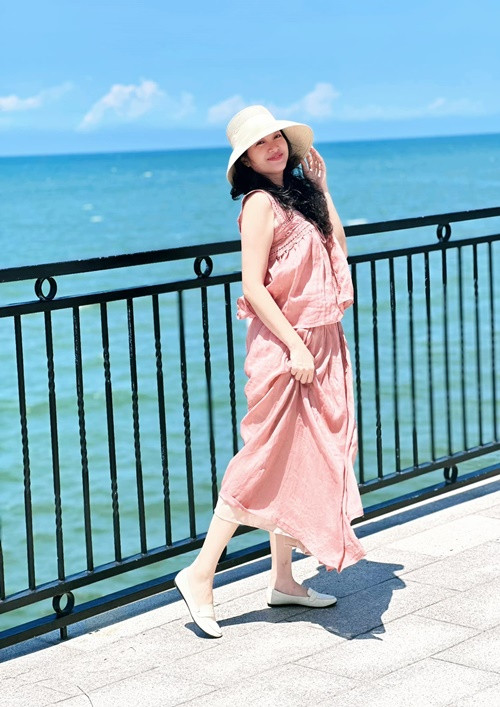 Nữ MC diện váy áo thướt tha trong một chuyến du lịch. Ảnh: FB Hồng Phượng.