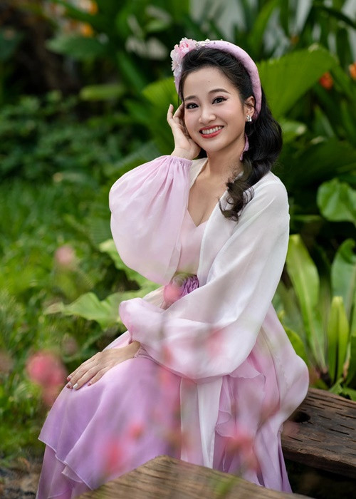 Hồng Phượng hạn chế mặc táo bạo. Ảnh: FB Hồng Phượng.
