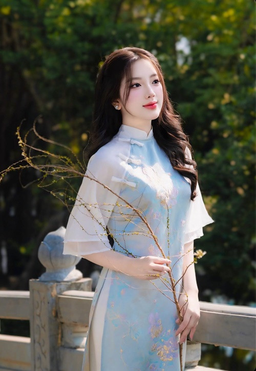 Quỳnh Trang khoe vẻ dịu dàng, ngọt ngào trong tà áo dài khi làm người mẫu ảnh.
