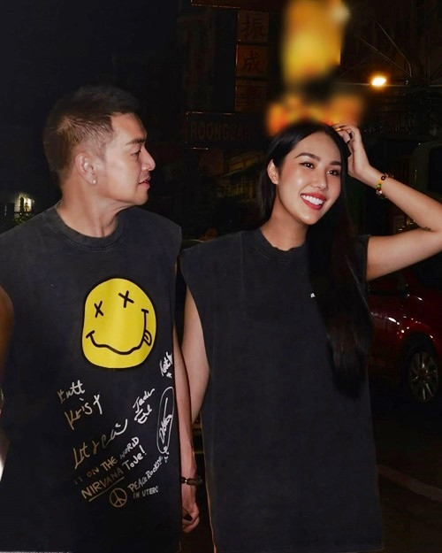 Quang Minh và bạn gái nắm tay tình tứ trên phố ở nước ngoài. Ảnh: FB Quang Minh.