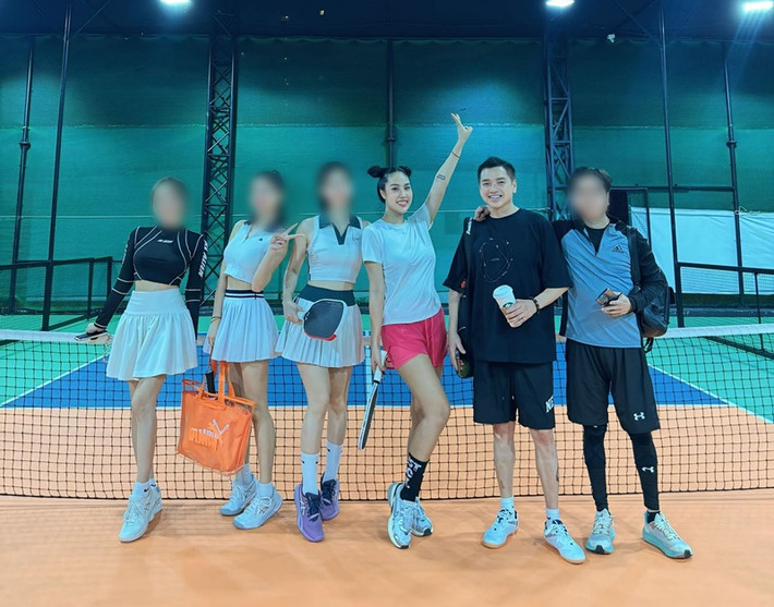 Gần đây, Quang Minh và bạn gái kém anh 37 tuổi cùng tập luyện pickleball. Ảnh: FB Quang Minh.