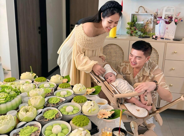 Cặp đôi tổ chức tiệc đầy tháng cho con trai chung vào tháng 12/2024. Ảnh: FB Quang Minh.