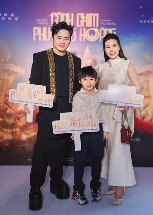Trước khi nhận nuôi bé Sóc, Tùng Dương và Giang Phạm có cậu con trai chung tên Voi. Ngoài ra, trước khi đến với Tùng Dương, Giang Phạm từng qua một lần đò và có một cô con gái riêng. Ảnh: FB Tùng Dương.