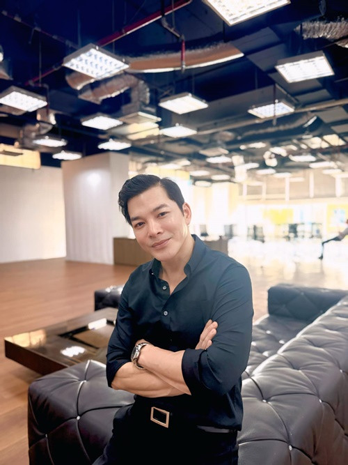 Nhiều năm qua, nam diễn viên kinh doanh. “Tôi kinh doanh ngành dược ở cả Mỹ và Việt Nam. Kinh doanh là công việc, làm nghệ thuật là đam mê. Muốn làm được nghệ thuật thì phải kinh doanh thành công mới làm được”, Trần Bảo Sơn cho hay. Ảnh: FB Trần Bảo Sơn.