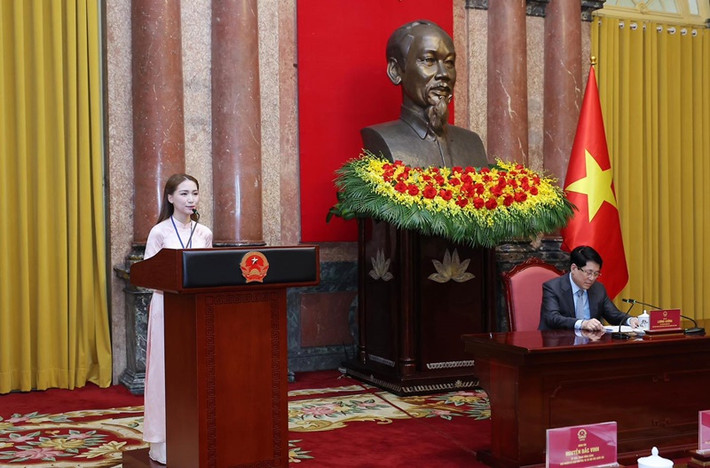Theo Quân Đội Nhân Dân, chiều ngày 16/4, tại Phủ Chủ tịch, Chủ tịch nước Lương Cường đã gặp mặt thân mật 100 đại biểu đại diện cho các điển hình tiêu biểu trong Chương trình Việc tử tế của Đài Truyền hình Việt Nam. Nữ ca sĩ Hòa Minzy là một trong 100 gương mặt tiêu biểu.
