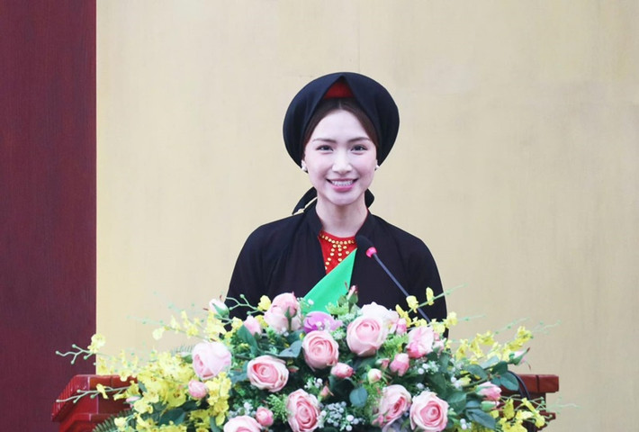 Nữ ca sĩ chia sẻ: "Vô cùng xúc động và tự hào khi trước giờ ra mắt MV, Hòa và ê-kíp đã được lãnh đạo tỉnh Bắc Ninh khen thưởng và động viên. Với sản phẩm âm nhạc Bắc Bling, lãnh đạo tỉnh rất hoan nghênh và trân trọng sự cống hiến của Hòa cũng như ê-kíp cho quê hương Kinh Bắc. Được lắng nghe những chia sẻ của lãnh đạo, Hòa có thêm nhiều động lực cho con đường nghệ thuật sắp tới".