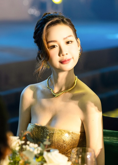 Mới đây, tại một sự kiện, Hoa hậu Bảo Ngọc khoe vẻ gợi cảm trong chiếc váy cúp ngực.