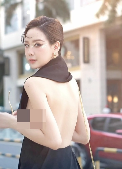 Trong một lần xuống phố, nàng hậu dường như "bỏ quên nội y" khi diện trang phục cổ yếm khoe lưng trần gợi cảm.