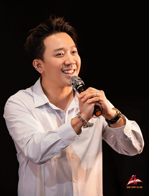 “Tại sao các bạn lại lấy hình ảnh tôi ra treo ngay cửa hàng và bảo là tôi đã tin dùng sản phẩm này để đánh lừa mọi người như vậy? Không thể chấp nhận được. Các bạn kinh doanh phải trung thực. Đây là hành vi sử dụng hình ảnh của nghệ sĩ không được sự cho phép để lừa đảo khách hàng. Luật sư của tôi đang làm đơn khởi kiện cửa hàng này”, Trấn Thành bày tỏ. Ảnh: FB Trấn Thành.