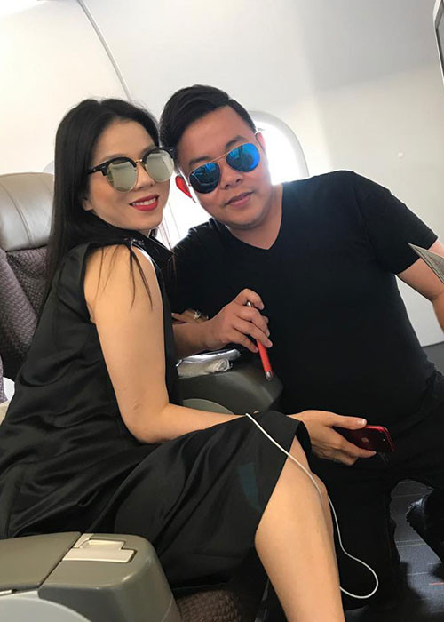 Quang Lê nhắn nhủ Lệ Quyên: “Chúc nàng thơ luôn luôn xinh đẹp, phòng trà luôn đầy ắp các tín đồ nghiện Lệ Quyên. Một người bạn rất tốt và yêu thương đồng nghiệp, luôn luôn bảo vệ quyền lợi cho đồng nghiệp đó là điều quý nhất ở Lệ Quyên. Chúc mừng sinh nhật em tôi, bạn tôi và người tình sân khấu của tôi”.