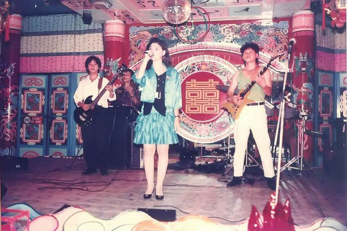 “Búp bê” Thanh Thảo tâm sự: “Năm 1995, cái thời đầu tiên cầm mic lên sân khấu, hát đám cưới tại nhà hàng Á Đông, mỗi ngày chạy mấy show đám cưới. Mình vào nghề năm 1993. Thấm thoát đã 25 năm”.