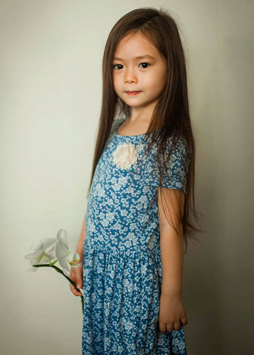 Dù còn nhỏ nhưng con gái cưng của Đoan Trang đã tạo dáng khá chuyên nghiệp trước ống kính máy ảnh.