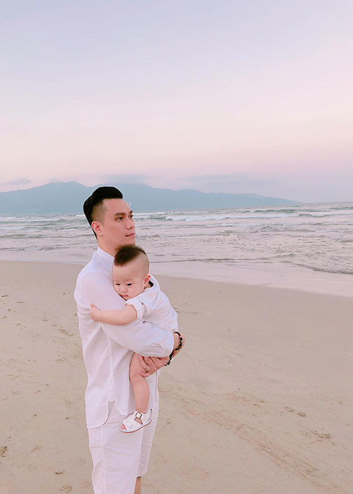 Vợ chồng Việt Anh đi du lịch Đà Nẵng cùng con trai.