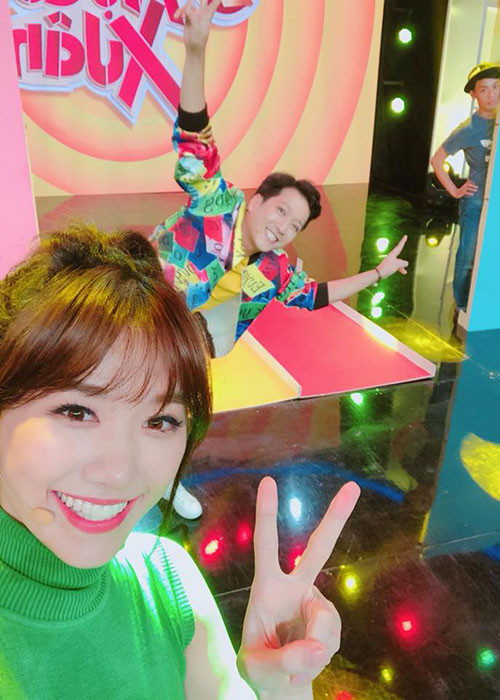 Hot Face sao Việt 24h: Hari Won chia sẻ hình ảnh quay gameshow cùng Trường Giang.