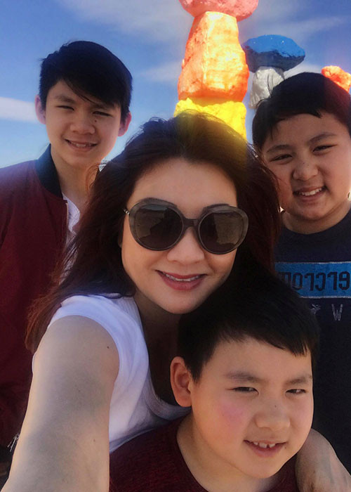 Vợ cũ của Bằng Kiều đưa các cậu con trai đi chơi nhân dịp kỳ nghỉ xuân.
