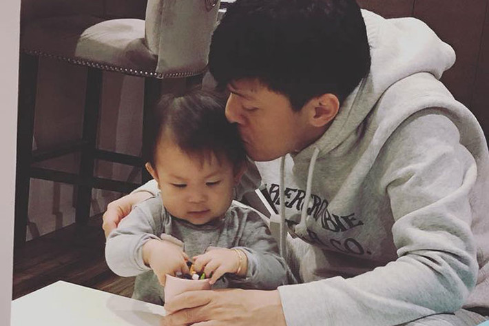 Lam Trường chia sẻ: “Không thể ngừng hít hà con, yêu chịu không nổi, mà sợ ôm riết con hư. Hôm nay 2 cha con chơi vẽ hình, con thích lắm!”.