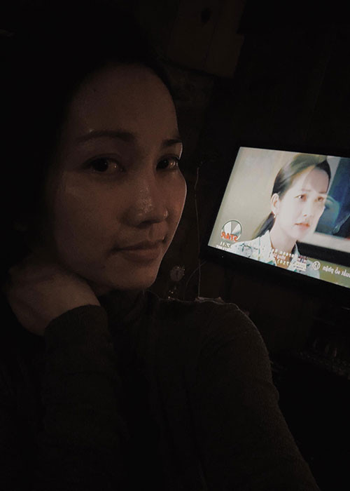 Kim Hiền tâm sự: “Ba mẹ chồng mở tivi lên! Phim mình đóng trước khi qua đây định cư! Nhớ mọi người quá, nhớ ngày ấy mình đang mang bầu Yvona mà lăn lộn từ sáng tới tối khuya. Nhớ phim Việt Nam”.