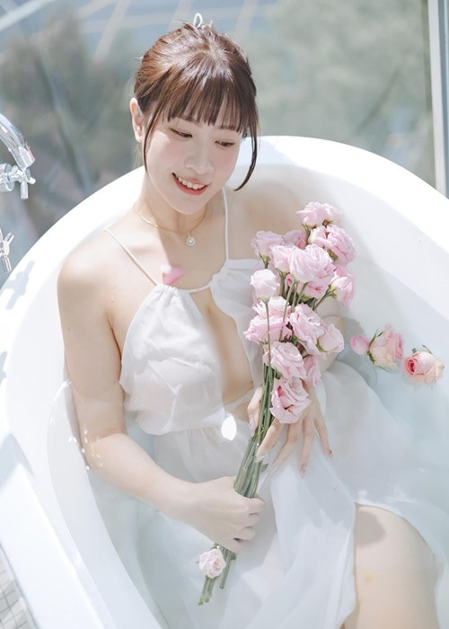 Mới đây, trên trang cá nhân Instagram, hot girl Mika khoe ảnh mặc váy trắng khoét ngực sâu trong bồn tắm. Hình ảnh này thu hút được hàng chục nghìn fan thích, chia sẻ.