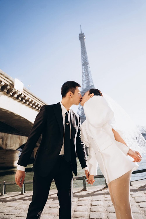 Midu và Minh Đạt khóa môi giữa bối cảnh lãng mạn ở Paris. Ảnh: FBNV.