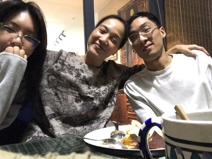 Lê Khanh có cuộc sống bình yên bên chồng và các con. Ảnh: FBNV.