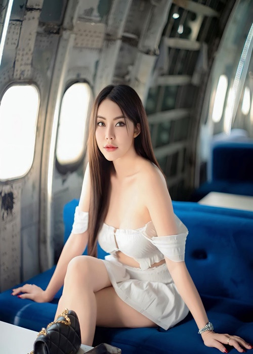 Cô nàng muốn khoe triệt để đường cong hình thể gợi cảm của mình.