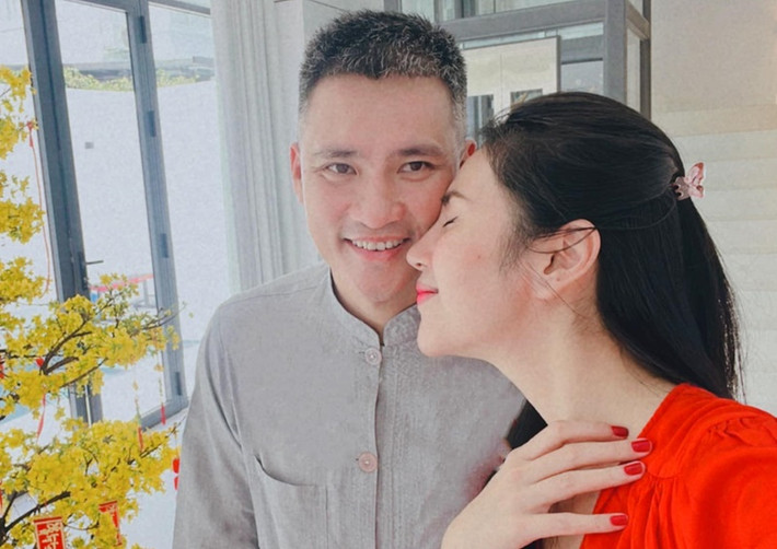 Hôn nhân của Thủy Tiên gây chú ý có lẽ bởi ít ngày trước, trên kênh TikTok cá nhân, cô chia sẻ video hát ca khúc Từng có người yêu tôi như sinh mệnh. Dưới bài đăng, nữ ca sĩ viết: "Em đã dặn lòng đừng đau nữa. Đừng cố chấp nhớ một người. Người ta đâu quan tâm em nữa. Em hiểu chưa?".