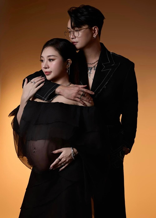 Vợ TiTi mặc gợi cảm, tình tứ bên chồng trong bộ ảnh nghệ thuật.