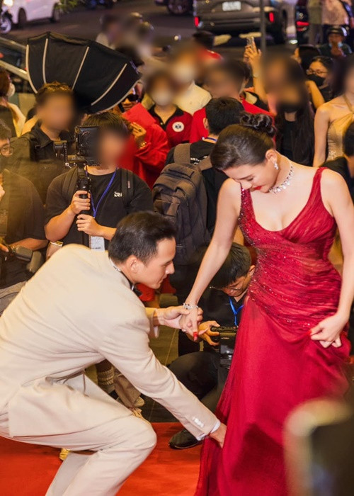 Lương Thế Thành chia sẻ hình ảnh chỉnh sửa trang phục giúp Thúy Diễm khi dự sự kiện.
