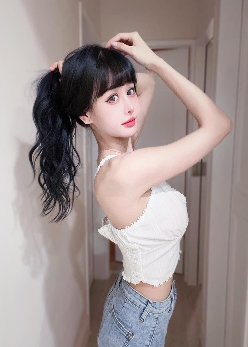 Y Đình hiện tại có hơn 700.000 fan trên Instagram và Facebook.
