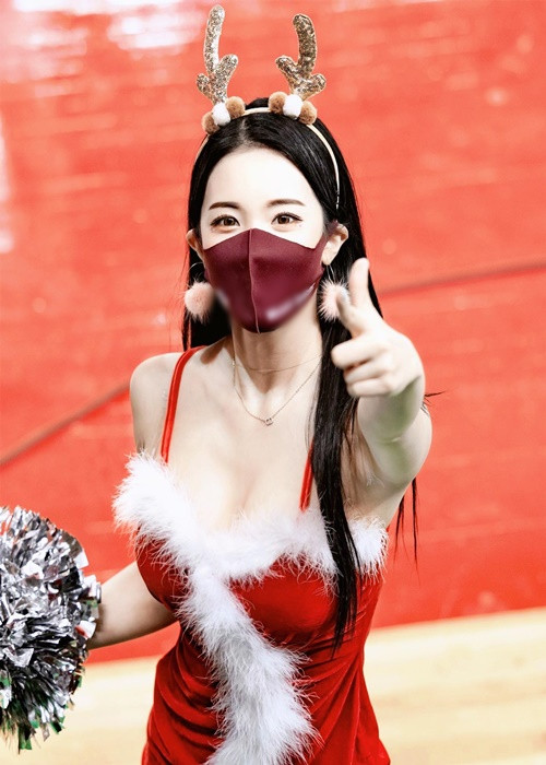 Khoảnh khắc gợi cảm của cô nàng khi làm hoạt náo viên.