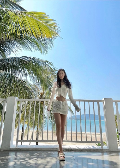 Cô luôn được xếp vào top những mỹ nhân sở hữu vòng eo nhỏ nhất showbiz Việt. Năm 2020, Han Sara khoe vòng eo từ 53 cm xuống còn 50,5 cm.