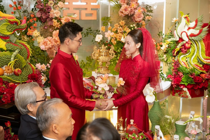 Cô dâu rạng ngời hạnh phúc trong lễ gia tiên.
