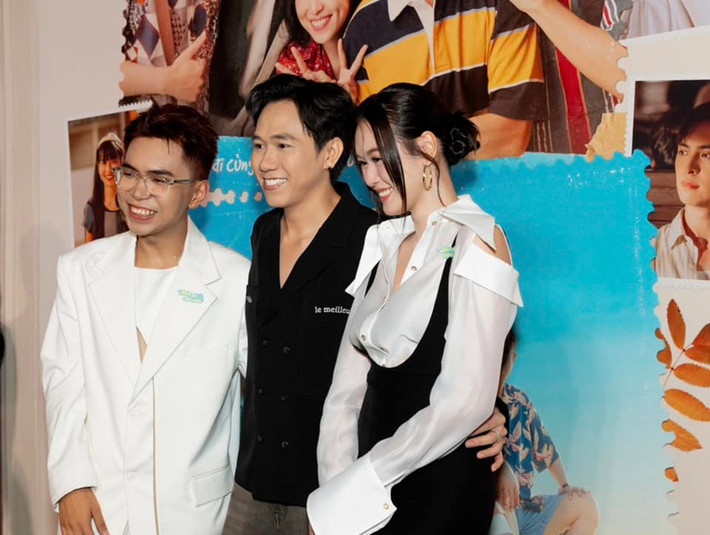 Anh Đức và Quỳnh Anh ngày càng dính như sam.