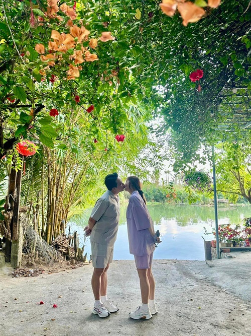 Cặp đôi nổi tiếng thoải mái thể hiện tình cảm dành cho nhau trong những chuyến du lịch.