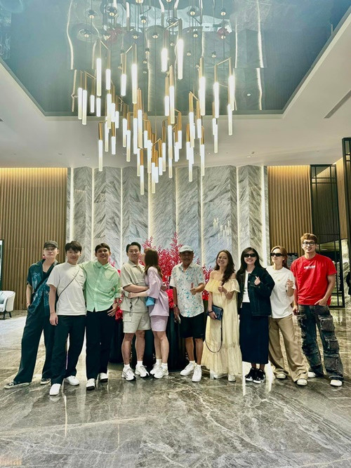 Hari Won hôn Trấn Thành khi nhóm của cặp đôi đi du lịch.