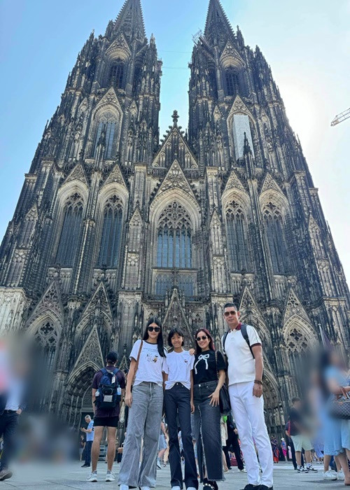 Vợ chồng Bình Minh bên các con trước nhà thờ Cologne.