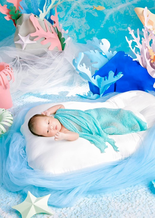 Bé Jimmy - con trai Phương Oanh có biểu cảm khá suy tư.